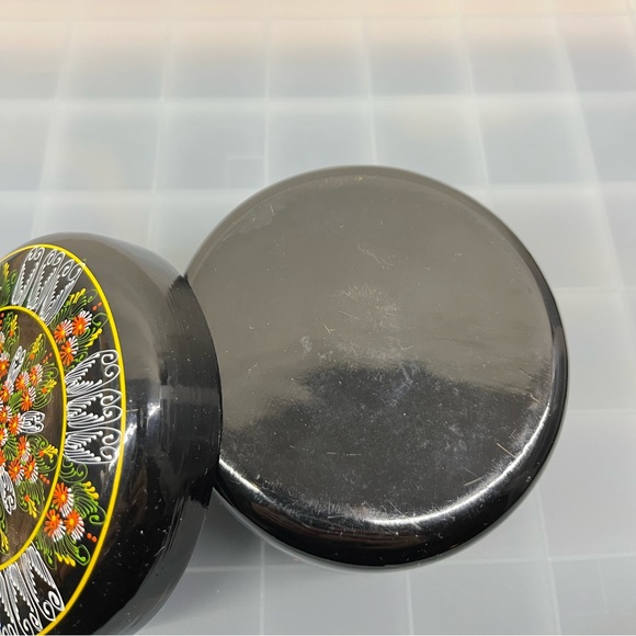 Round Painted Trinket box - Picture 5 of 9